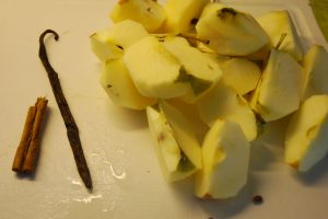 apple chunks, one of the ingredients of briefly simmered apple chunks photo: ©️Nel Brouwer-van den Bergh