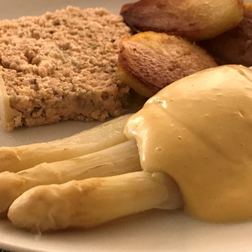 Bearnaise sauce with vegetable oil and lower fat content and salmon pate en croute ©️ Nel Brouwer-van den Bergh