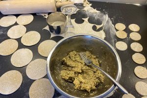 preparing cappelletti (filled pasta) ©️ Nel Brouwer-van den Bergh